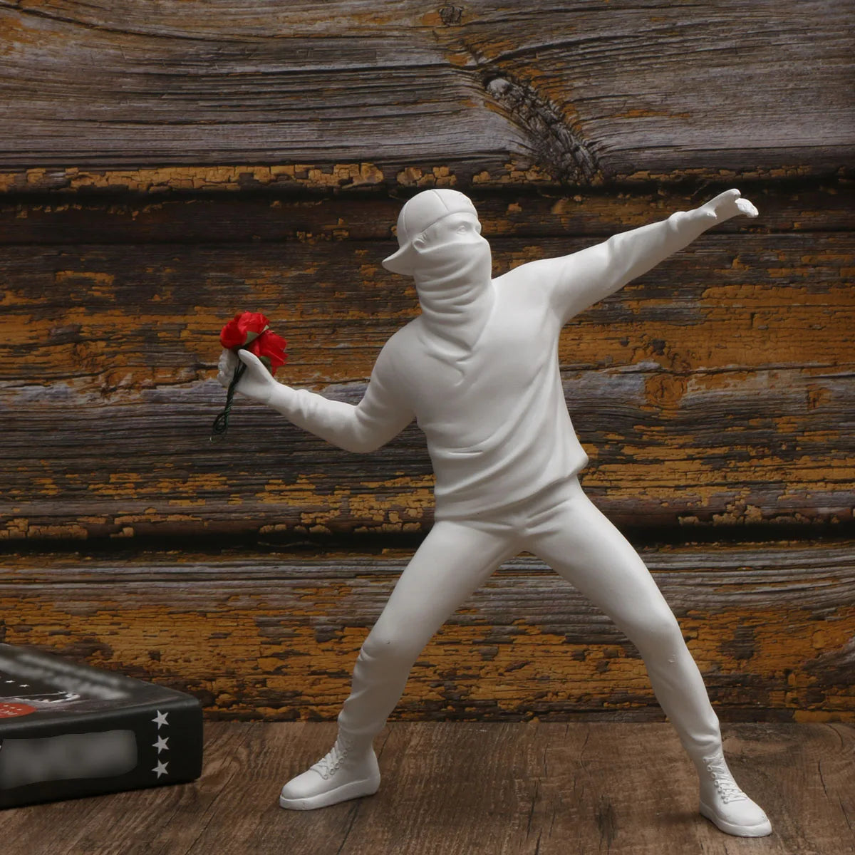 1 pc Resin Banksy Sculptures Flower Thrower Statue Bomber Home Decoration Desk Accessories Collectible Figurine Decorative Inter