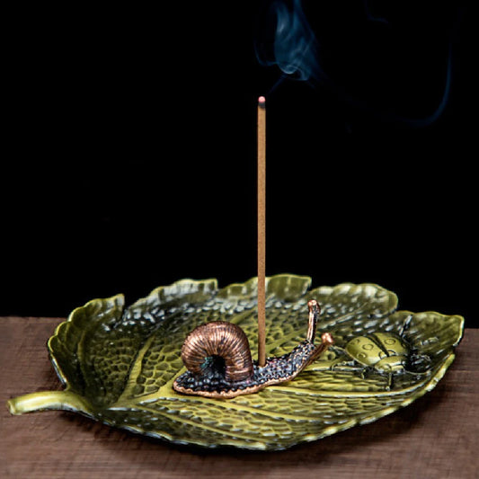 Assento para incenso em formato de joaninha e folha