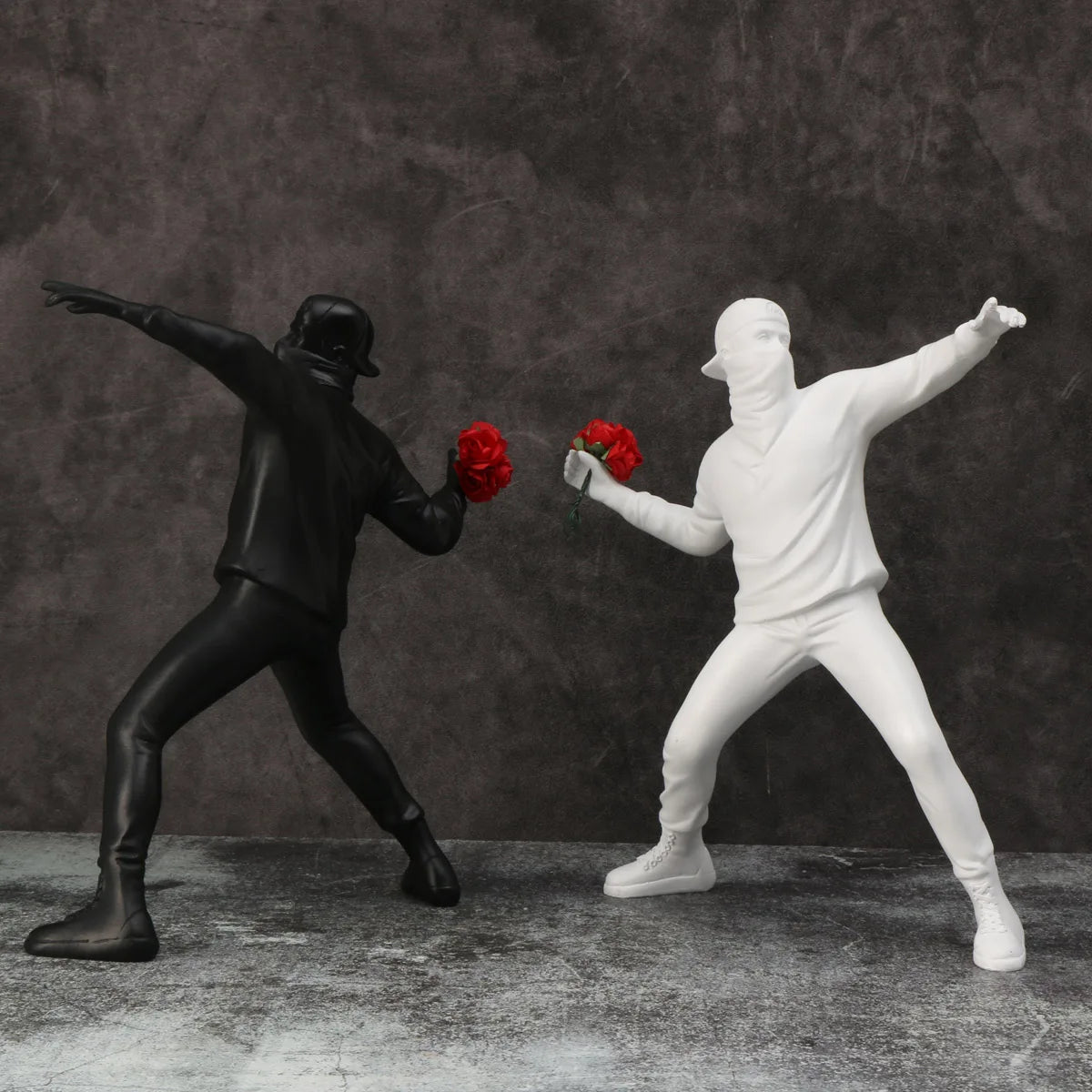 1 pc Resin Banksy Sculptures Flower Thrower Statue Bomber Home Decoration Desk Accessories Collectible Figurine Decorative Inter