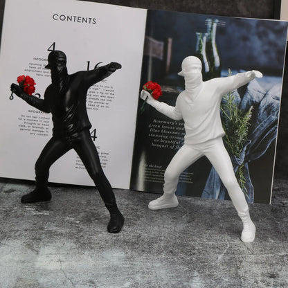 1 pc Resin Banksy Sculptures Flower Thrower Statue Bomber Home Decoration Desk Accessories Collectible Figurine Decorative Inter